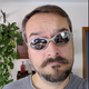 La cámara frontal desbloquea el móvil con gafas de sol y hasta en la más completa oscuridad, pero por motivos que desconozco no te reconoce cuando llevas unas gafas de sol enormes y ridículas que te tapan media cara. Yo tampoco me reconocería si me cruzara conmigo por la calle.